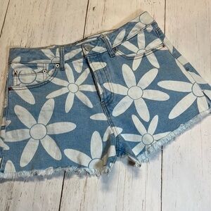 Vanilla star woman/juniors denim button fly jean shorts. Size 3.